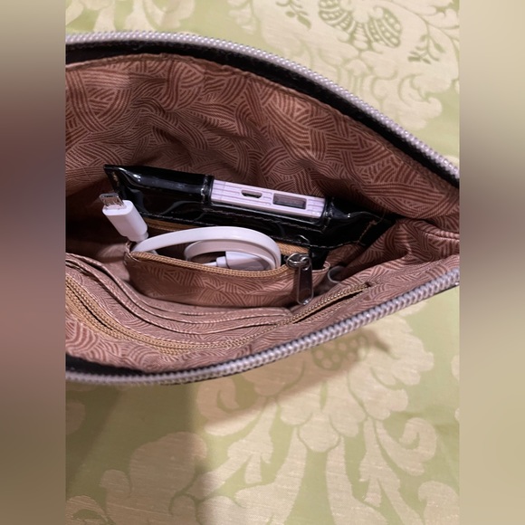 Sakroots vegan wallet handbag w built in power bank - Picture 6 of 9